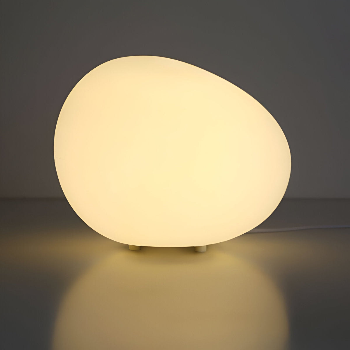 Skandynawska lampa stołowa LED o organicznej kamiennej formie