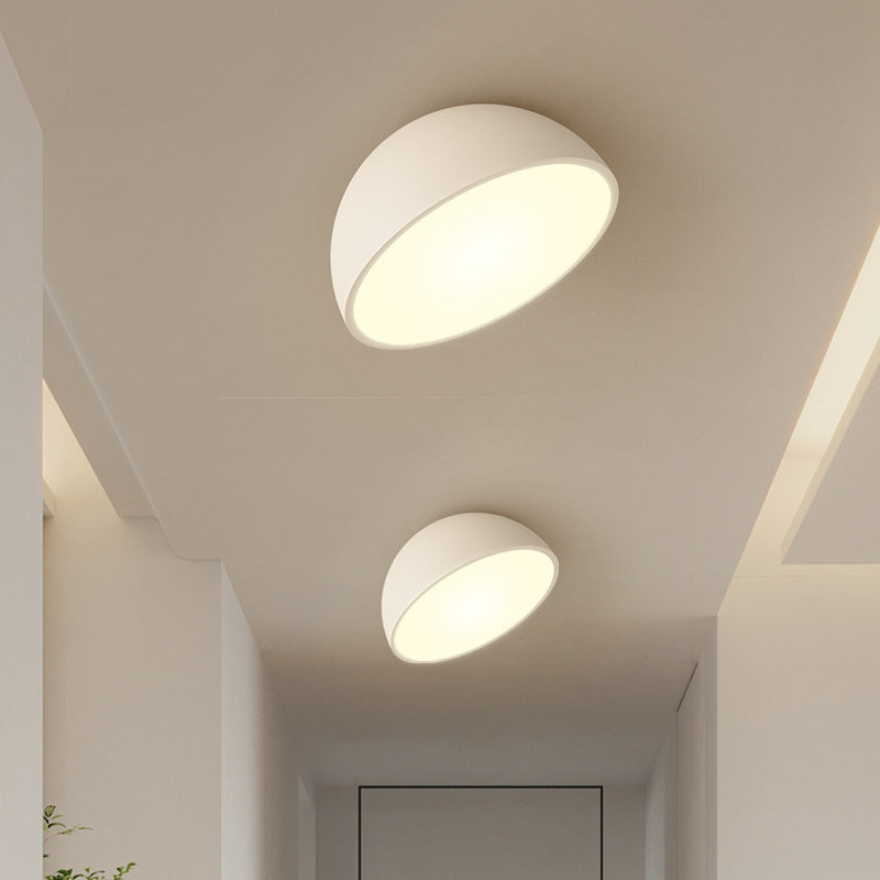 Nowoczesna lampa sufitowa LED w kształcie półkopułki
