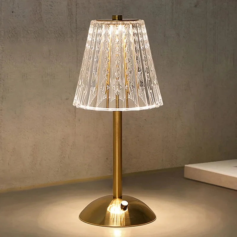 Lampa stołowa LED z kryształowym kloszem i złotym wykończeniem, aktywowana dotykiem