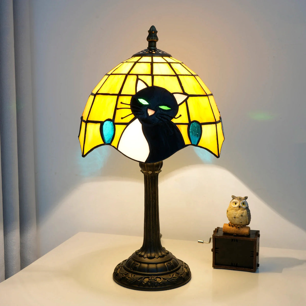 Vintage-nachtlamp met glas-in-loodlampenkap en kattensilhouet
