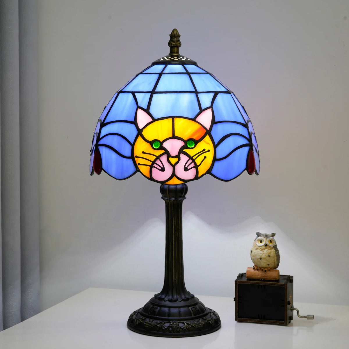Vintage-nachtlamp met glas-in-loodlampenkap en kattensilhouet