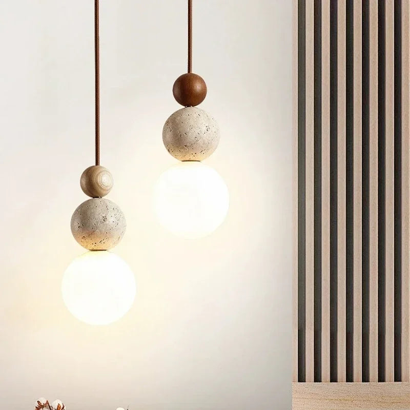 Minimalistyczna lampa wisząca o kulistym kształcie