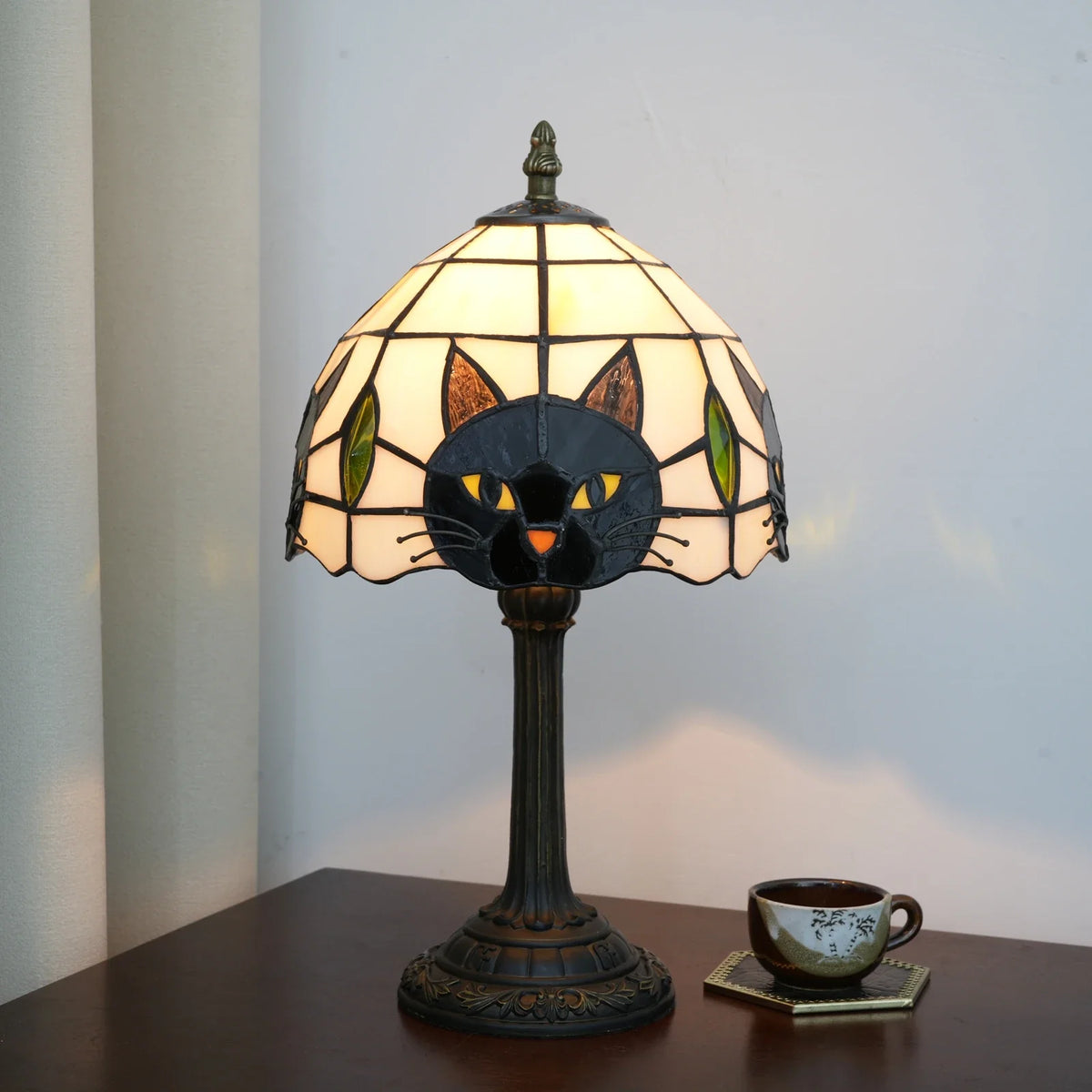 Vintage-nachtlamp met glas-in-loodlampenkap en kattensilhouet
