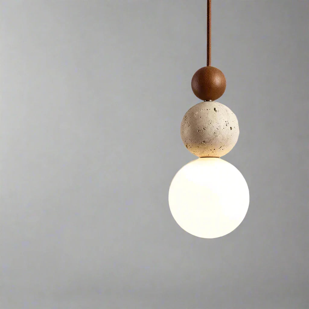 Minimalistyczna lampa wisząca o kulistym kształcie