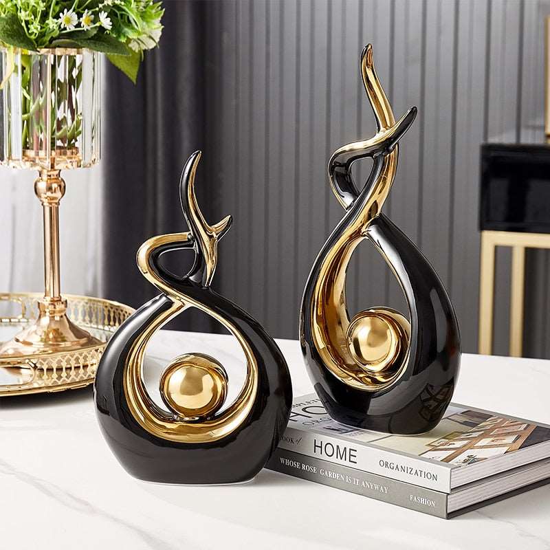 Keramisch beeld met abstracte vorm en gouden bol