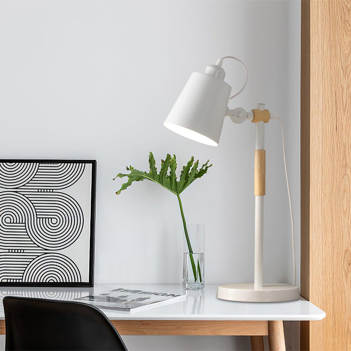 Minimalistyczna lampka na biurko z regulowanym kloszem do czytania