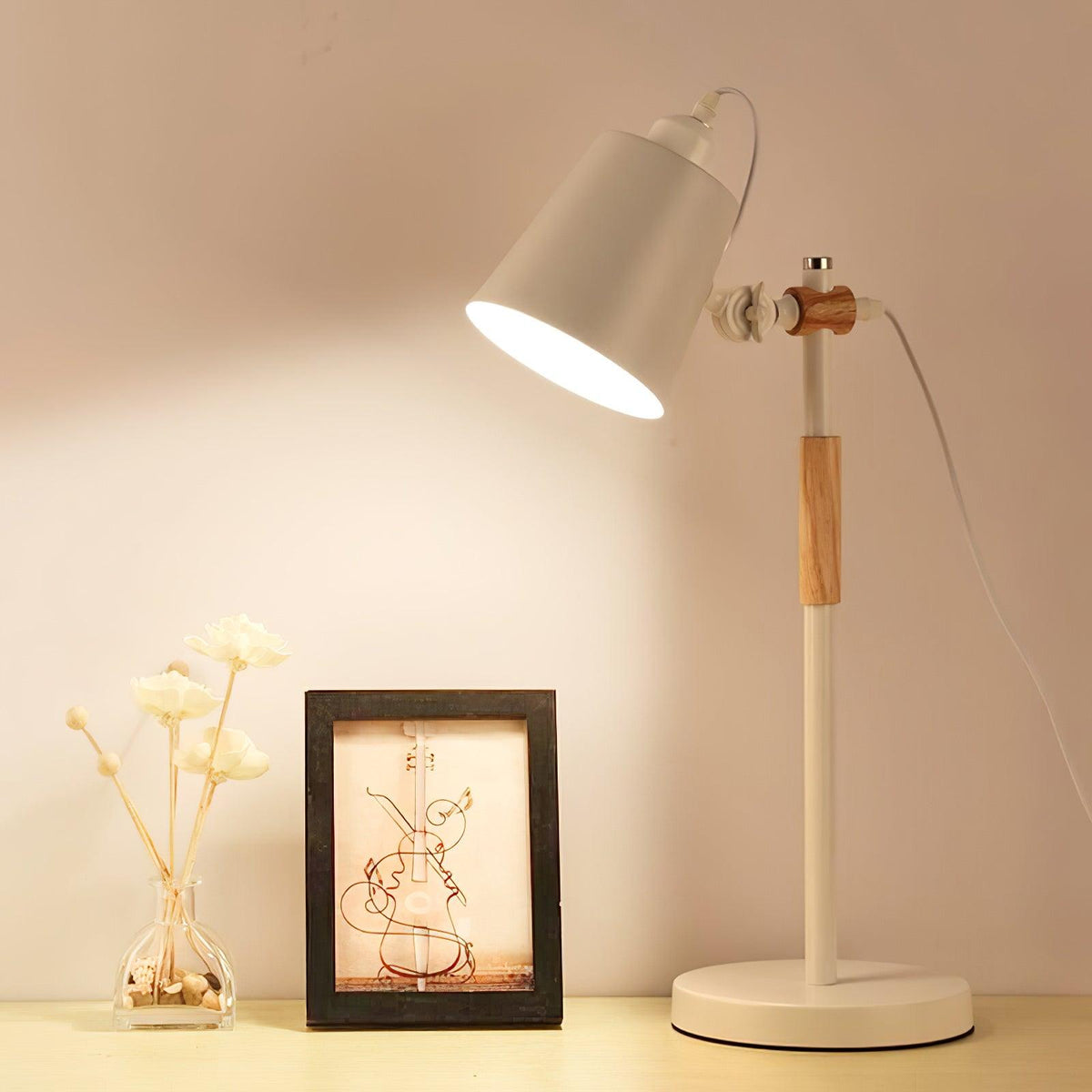 Minimalistyczna lampka na biurko z regulowanym kloszem do czytania