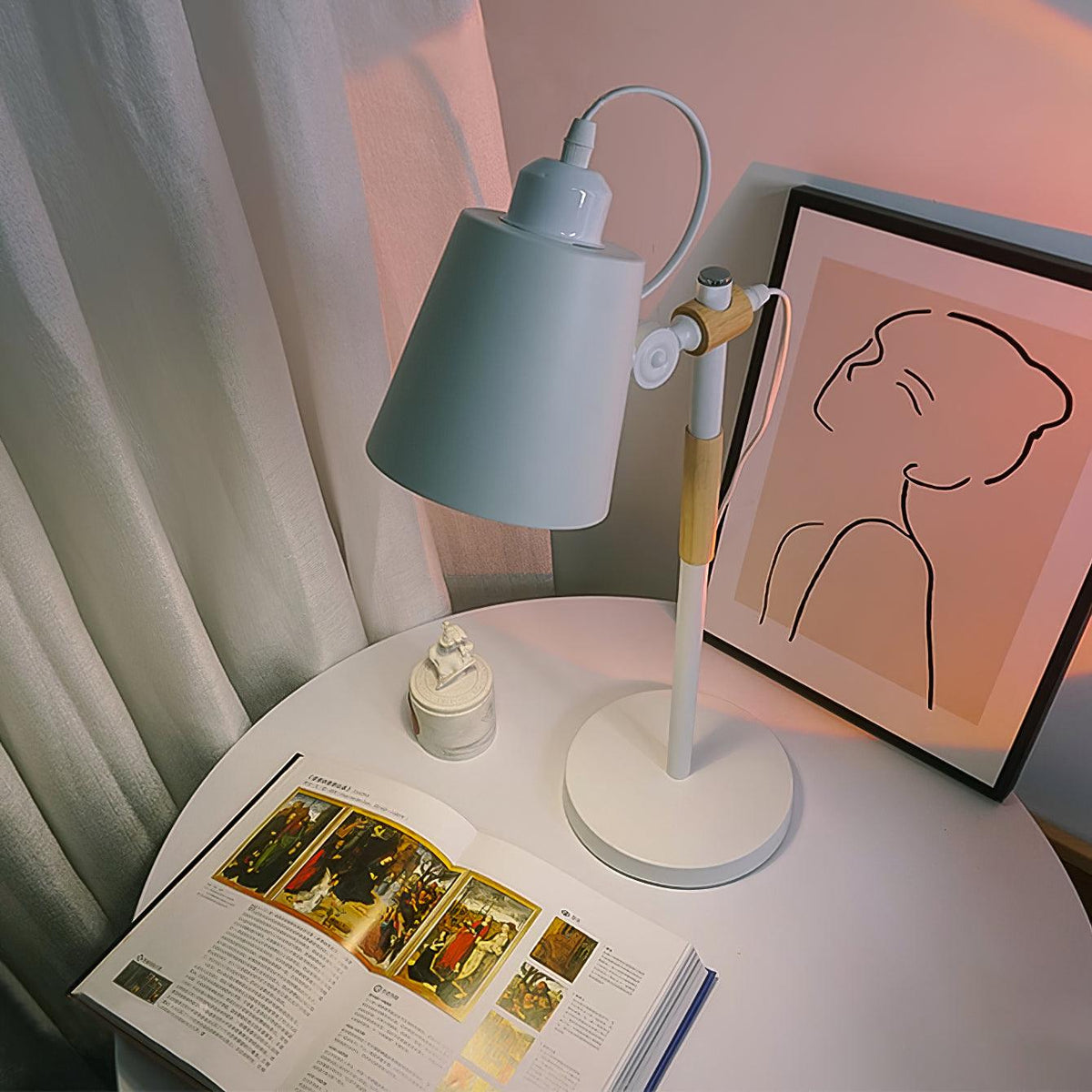 Minimalistyczna lampka na biurko z regulowanym kloszem do czytania