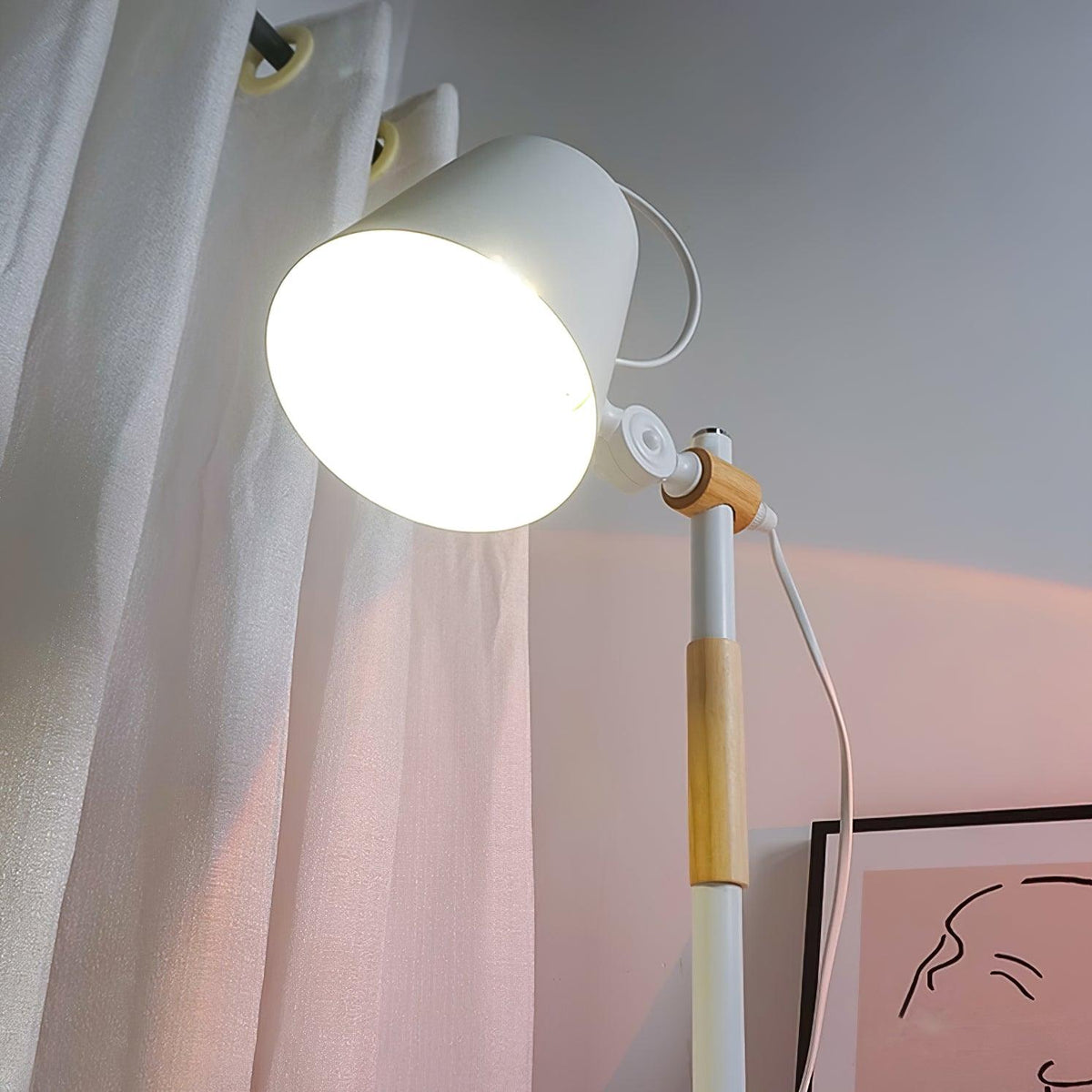 Minimalistyczna lampka na biurko z regulowanym kloszem do czytania