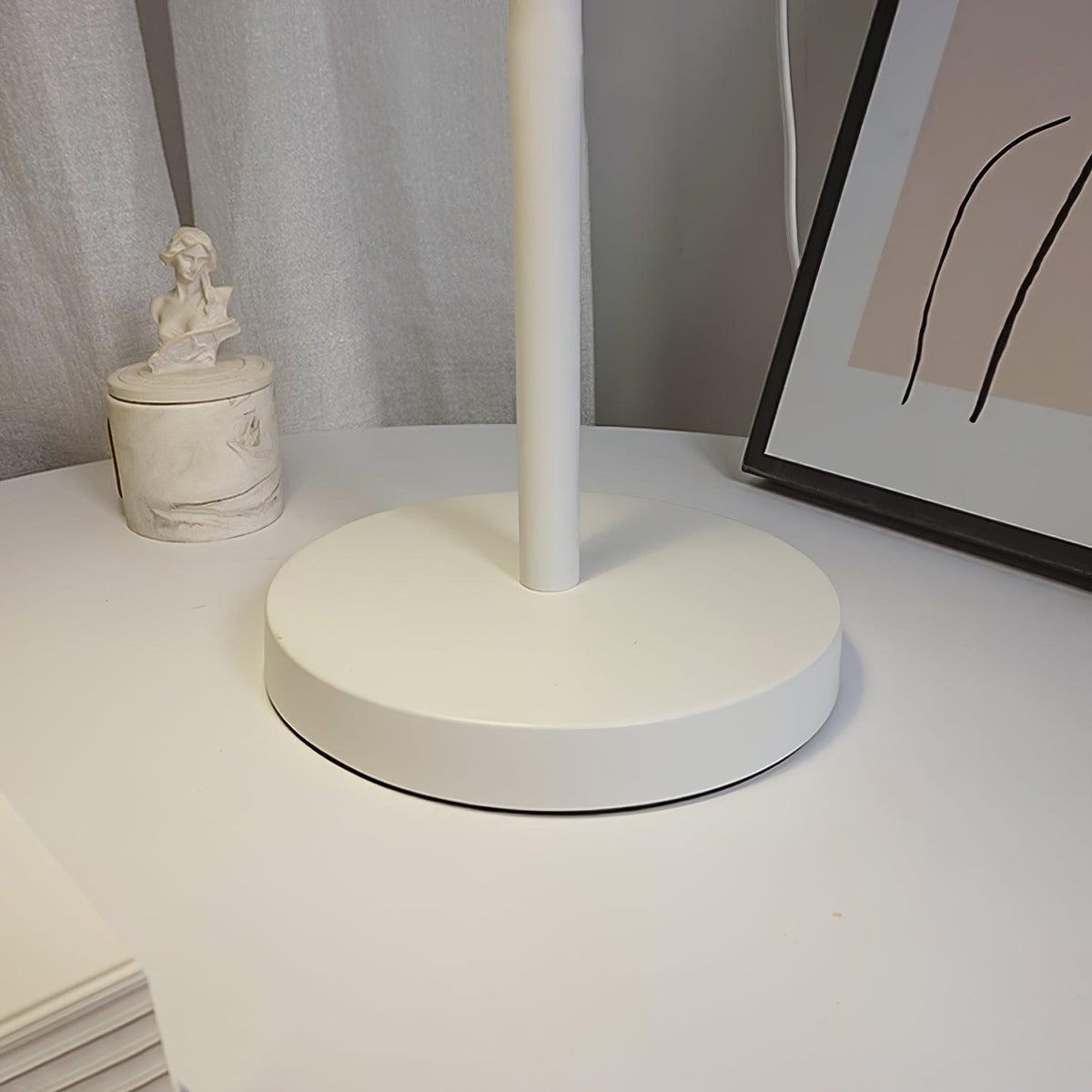 Minimalistyczna lampka na biurko z regulowanym kloszem do czytania