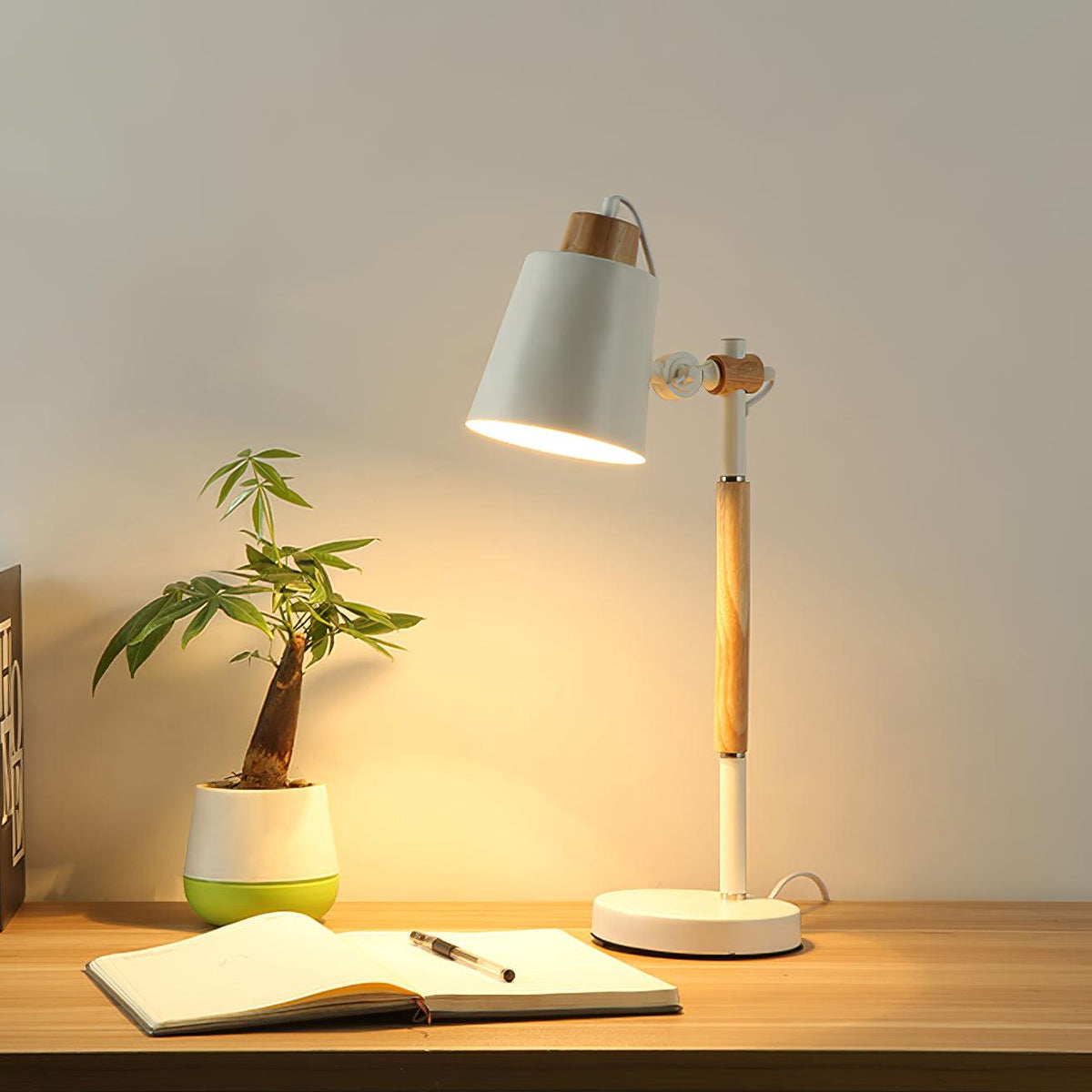Minimalistyczna lampka na biurko z regulowanym kloszem do czytania