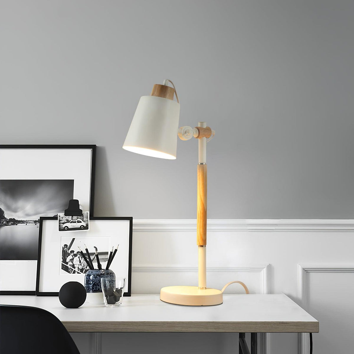 Minimalistyczna lampka na biurko z regulowanym kloszem do czytania