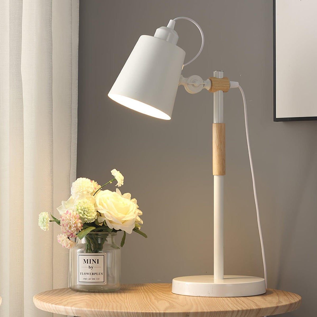Minimalistyczna lampka na biurko z regulowanym kloszem do czytania