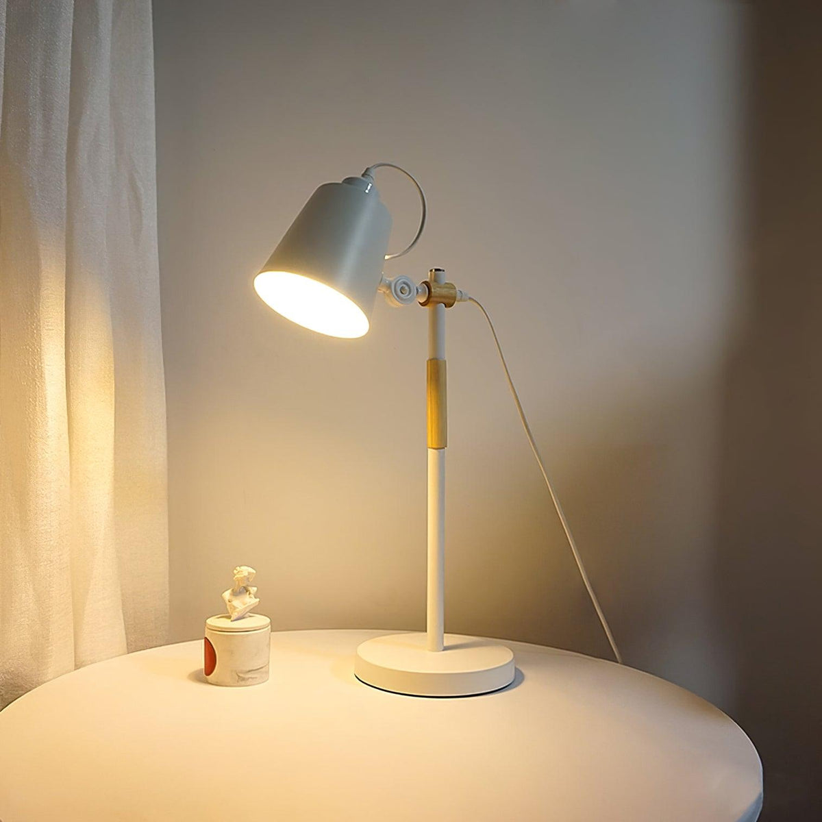 Minimalistyczna lampka na biurko z regulowanym kloszem do czytania