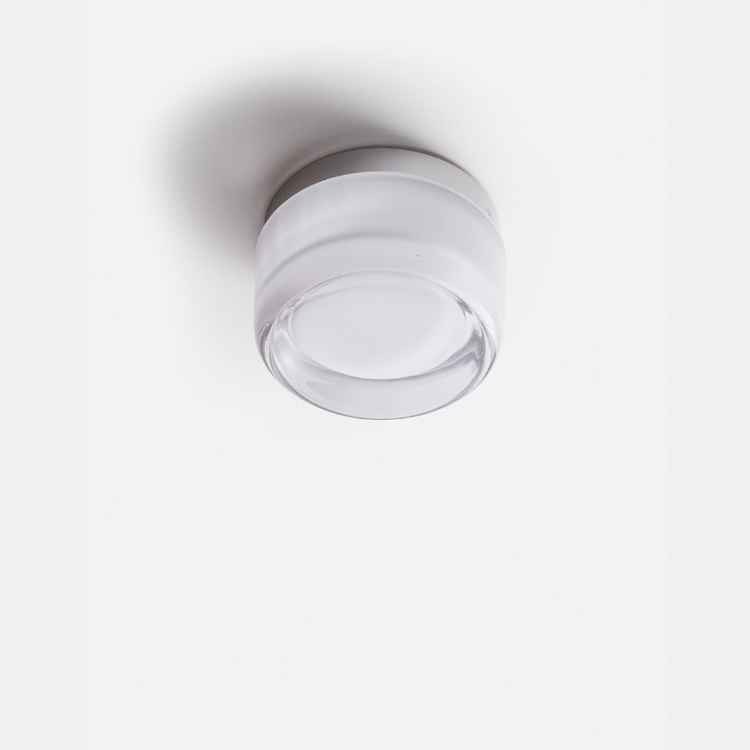 Wall lamp with delicate form and depth effect