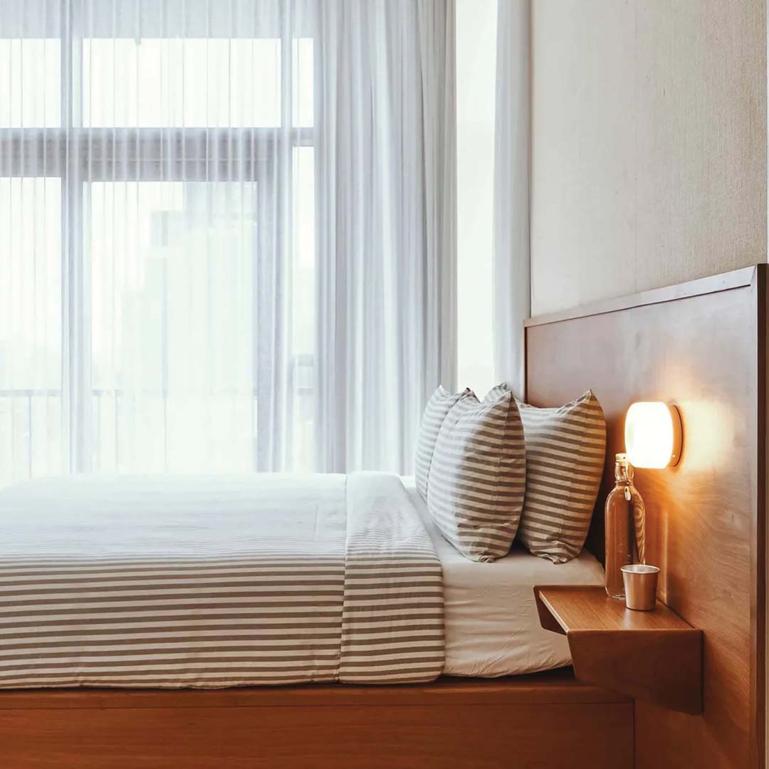 Wall lamp with delicate form and depth effect