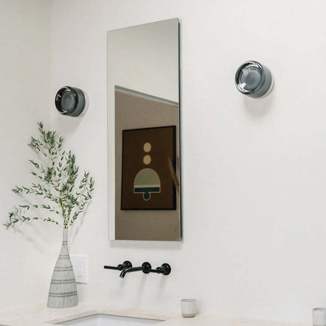 Wall lamp with delicate form and depth effect