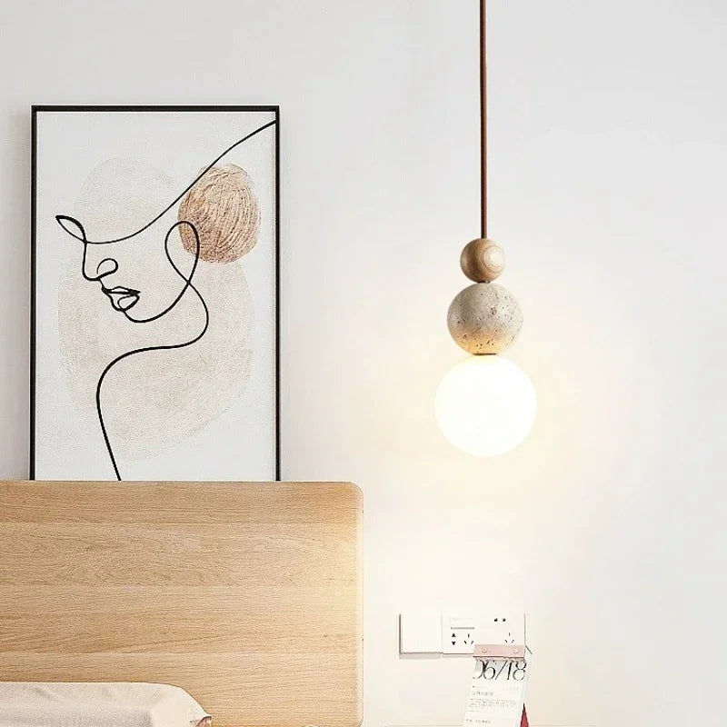 Minimalistyczna lampa wisząca o kulistym kształcie