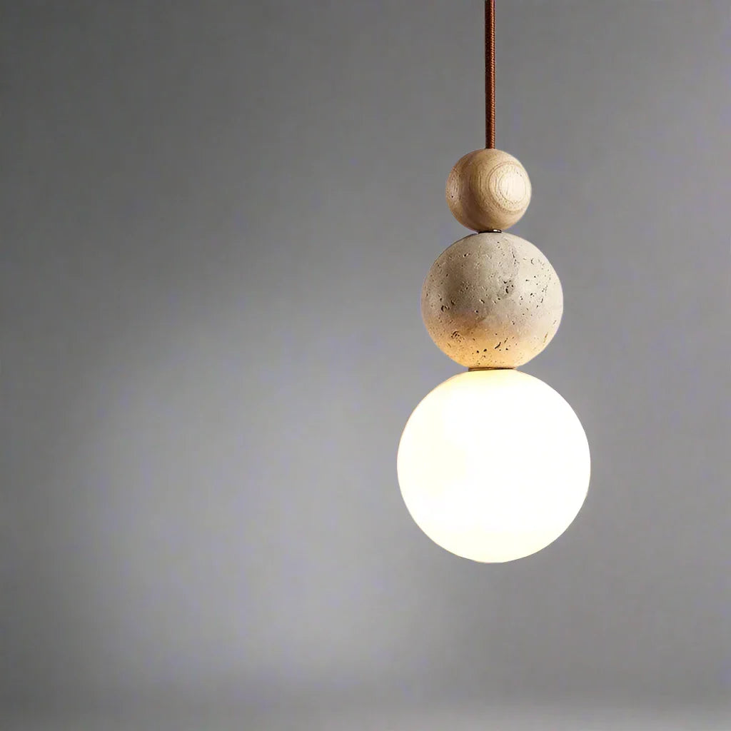 Minimalistyczna lampa wisząca o kulistym kształcie