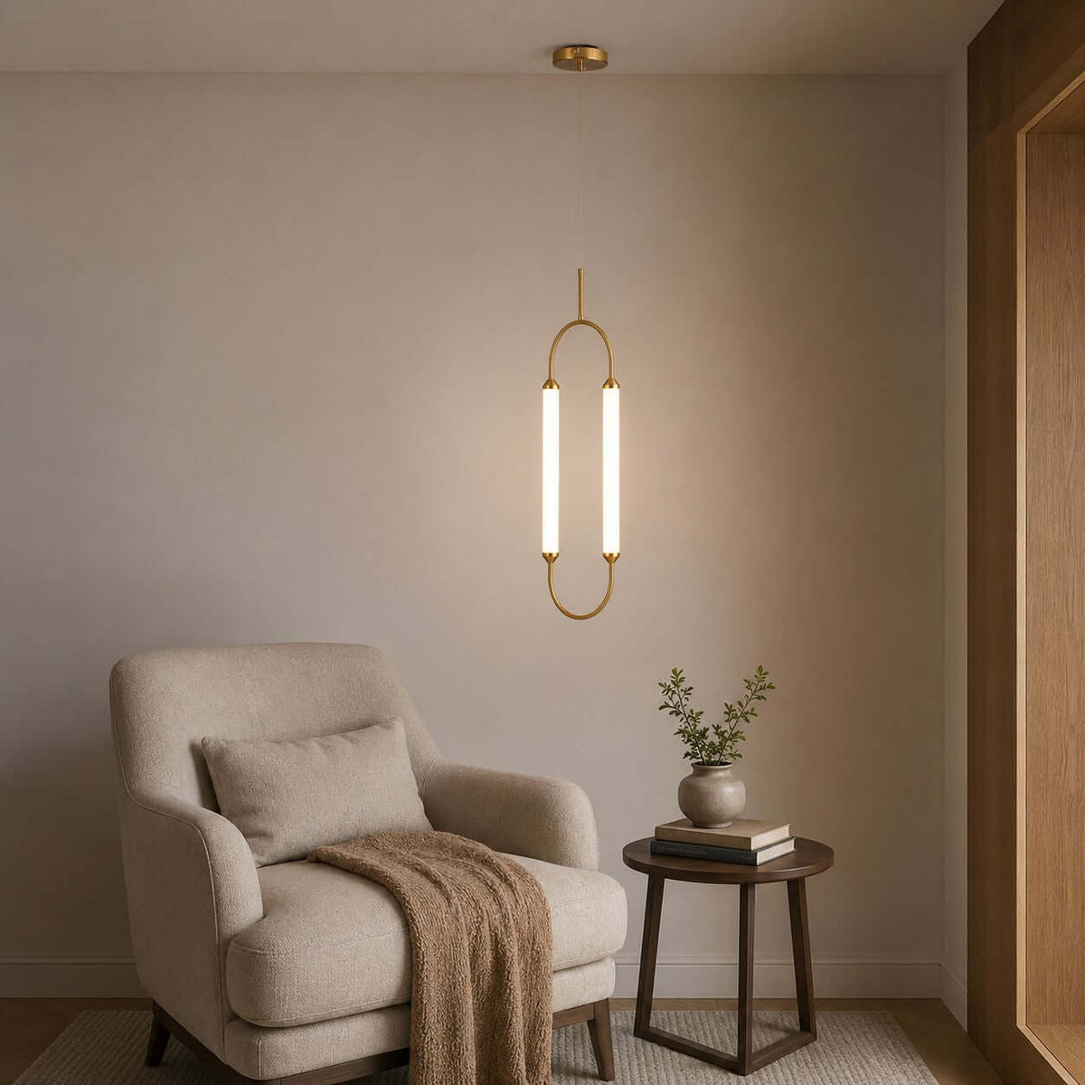 Owalna lampa sufitowa z metalową obręczą i cylindrycznymi kloszami