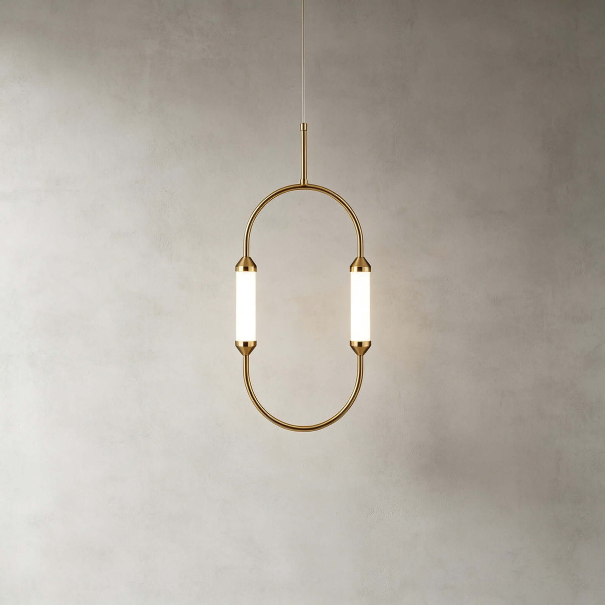 Owalna lampa sufitowa z metalową obręczą i cylindrycznymi kloszami