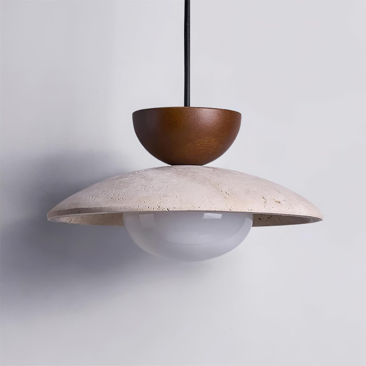 Lampa wisząca z trawertynu z kloszem