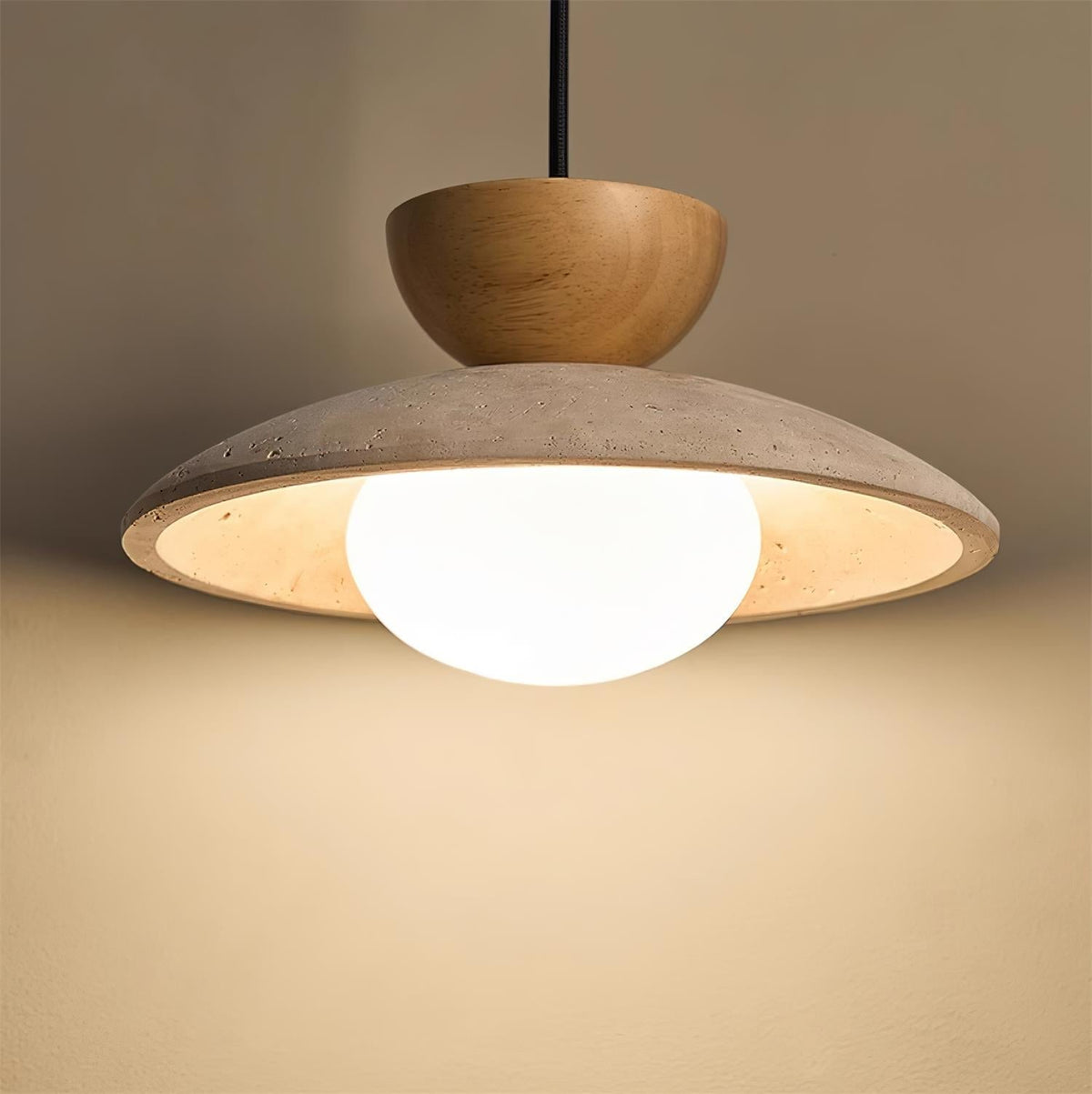 Lampa wisząca z trawertynu z kloszem