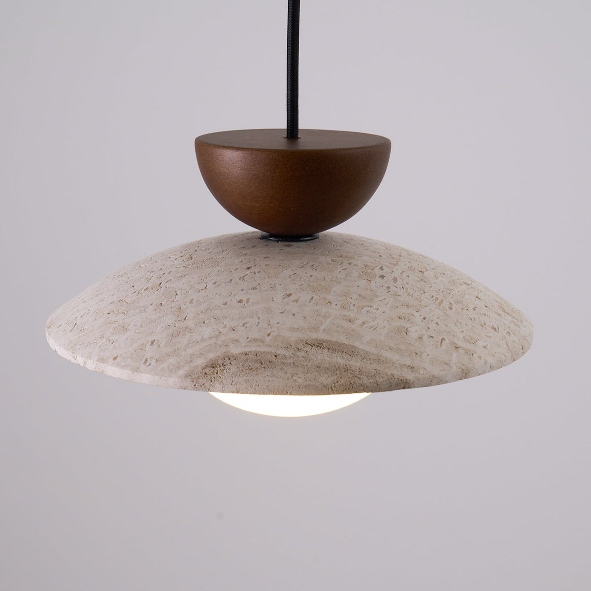 Lampa wisząca z trawertynu z kloszem