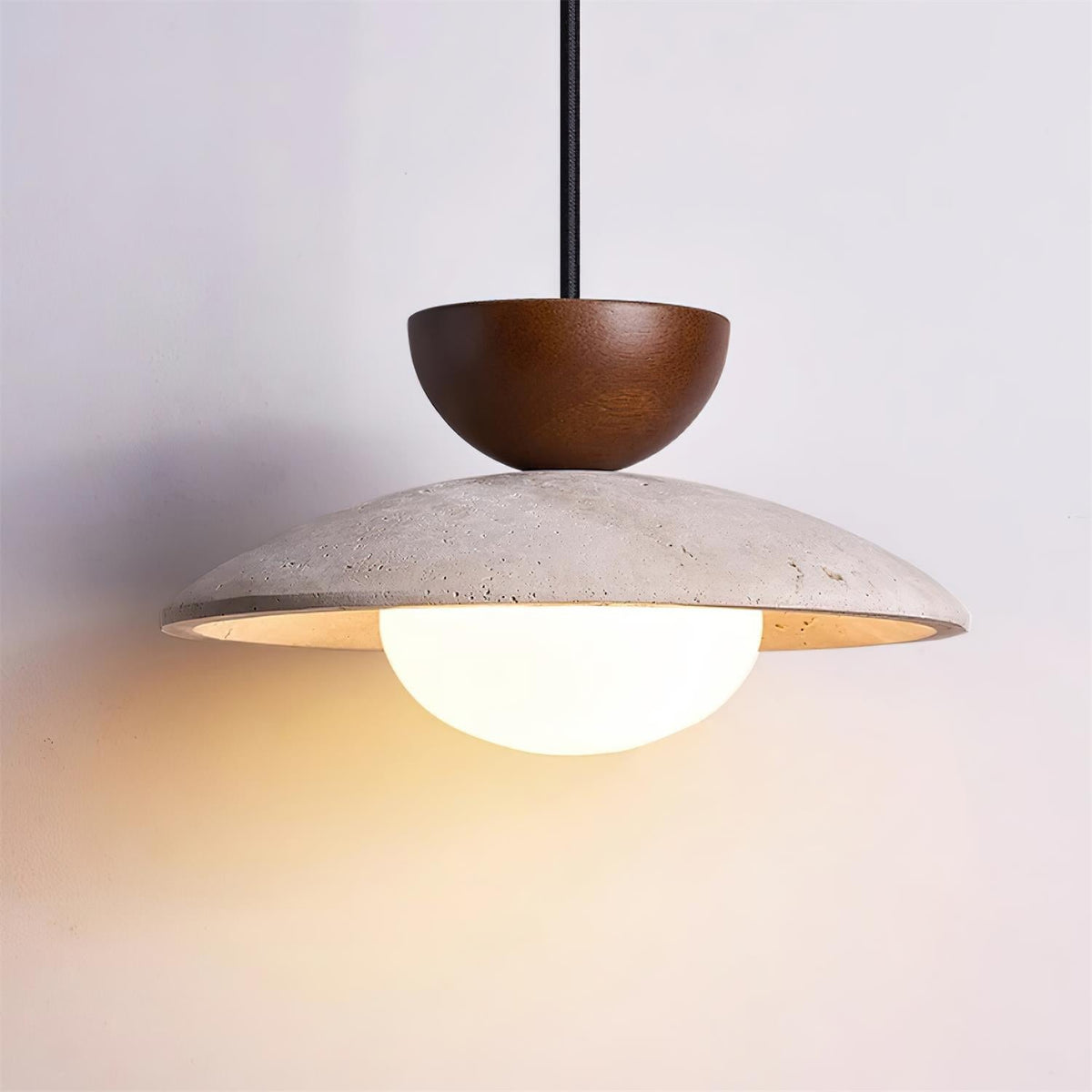 Lampa wisząca z trawertynu z kloszem