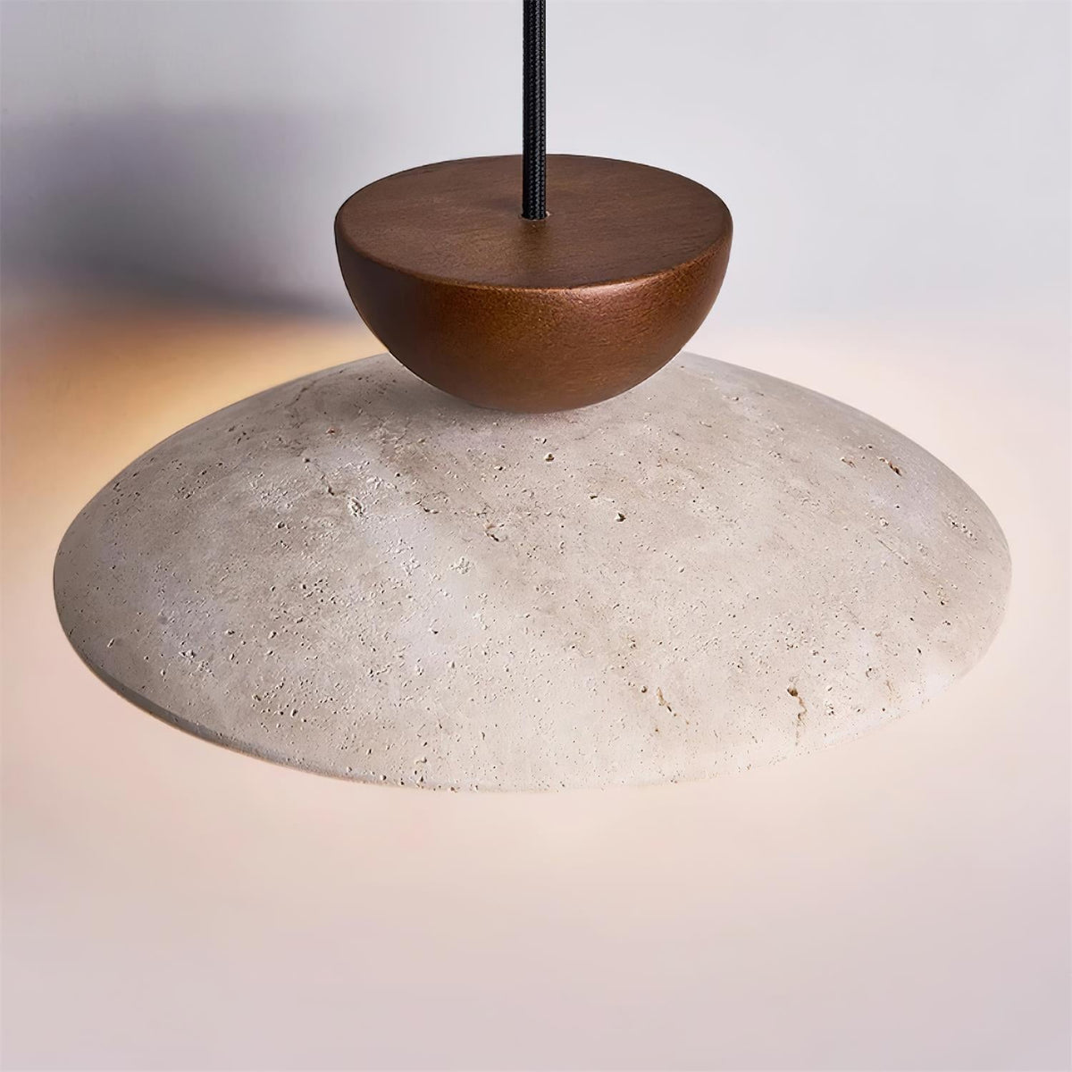 Lampa wisząca z trawertynu z kloszem