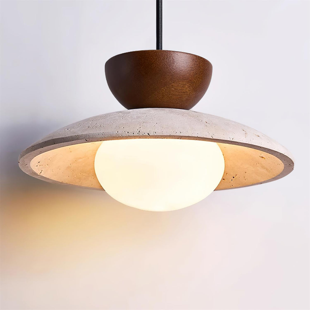 Lampa wisząca z trawertynu z kloszem