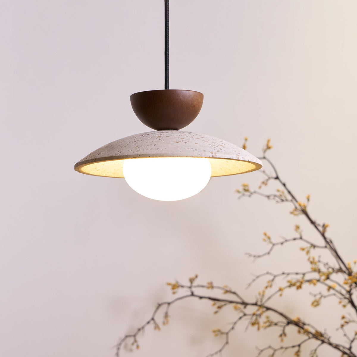 Lampa wisząca z trawertynu z kloszem