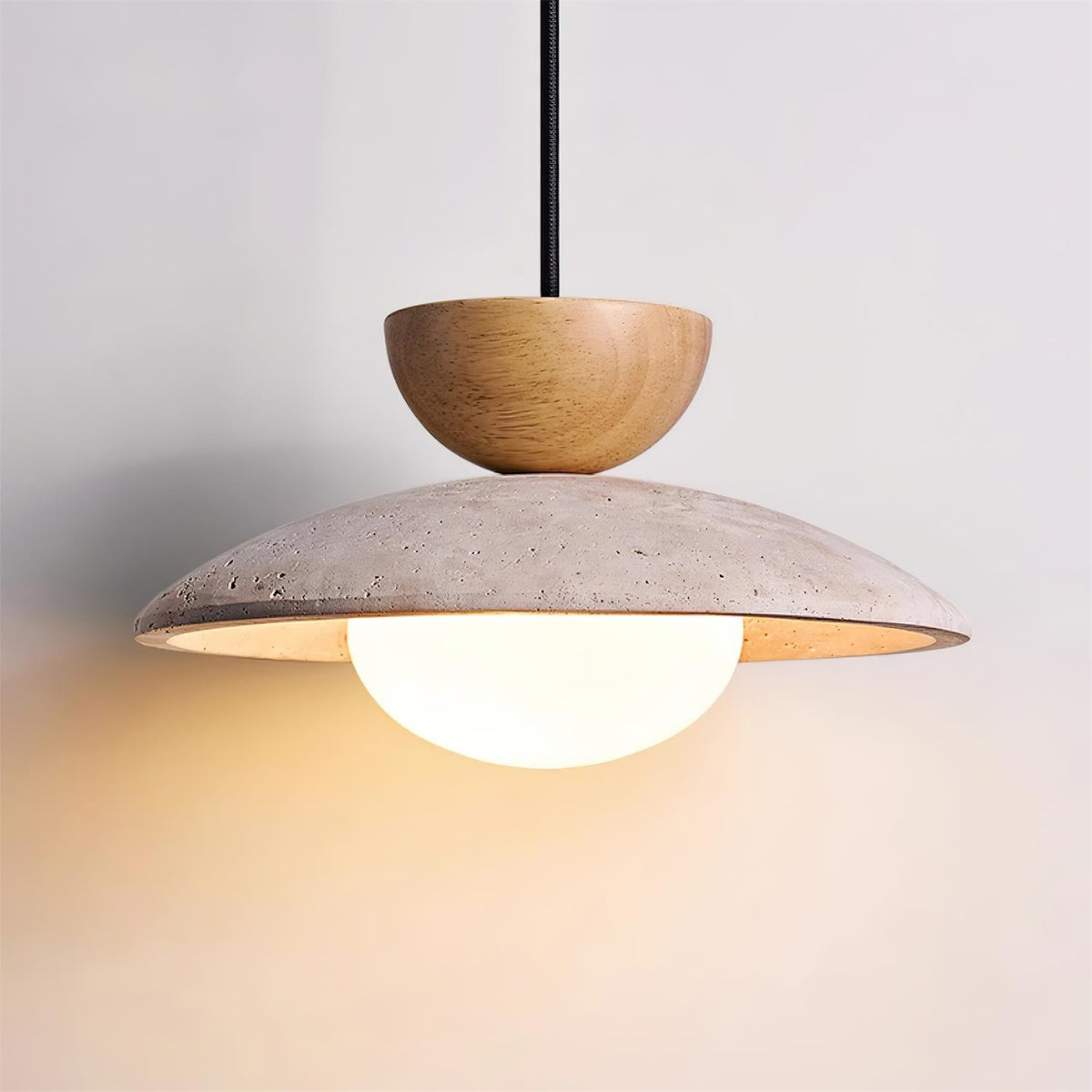 Lampa wisząca z trawertynu z kloszem