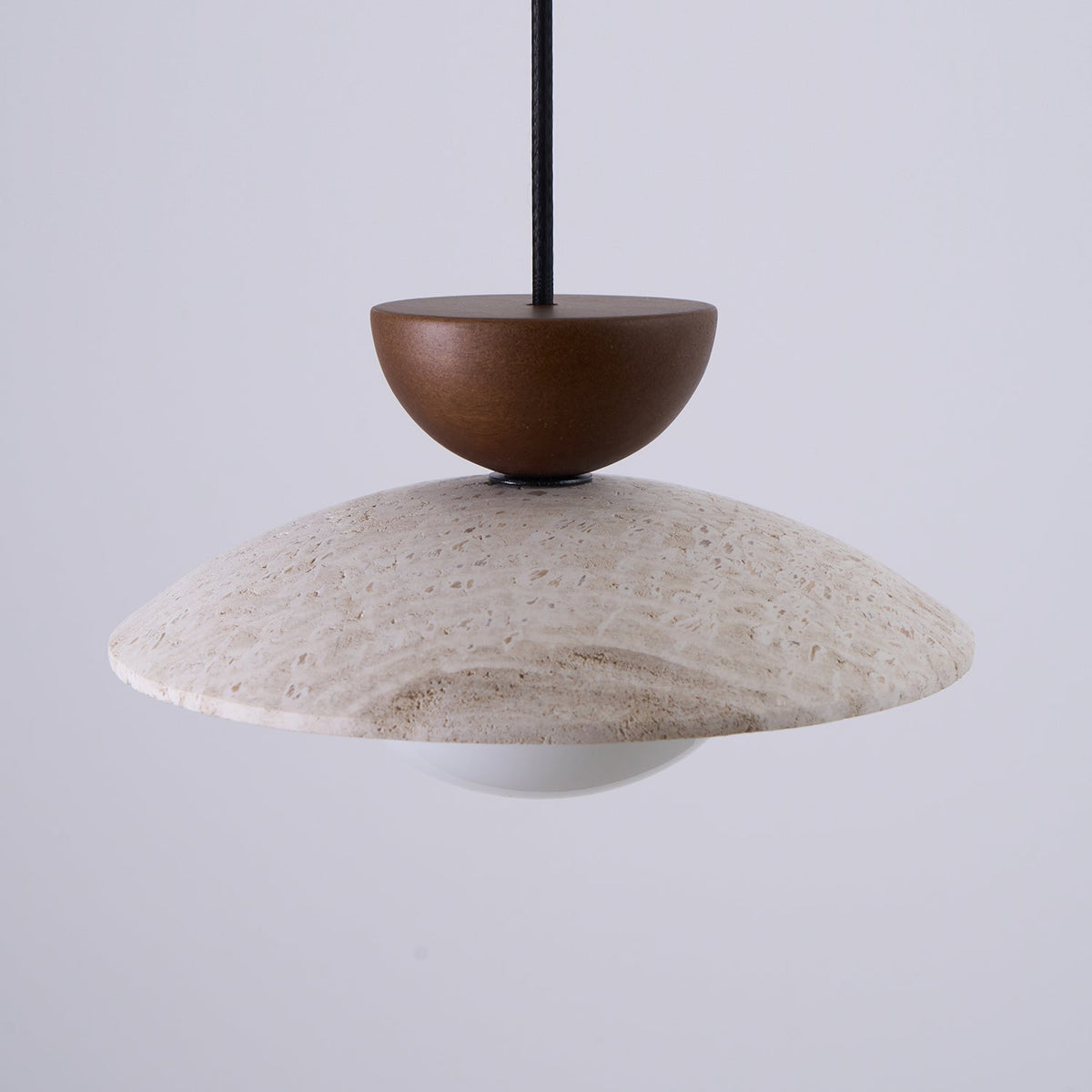 Lampa wisząca z trawertynu z kloszem