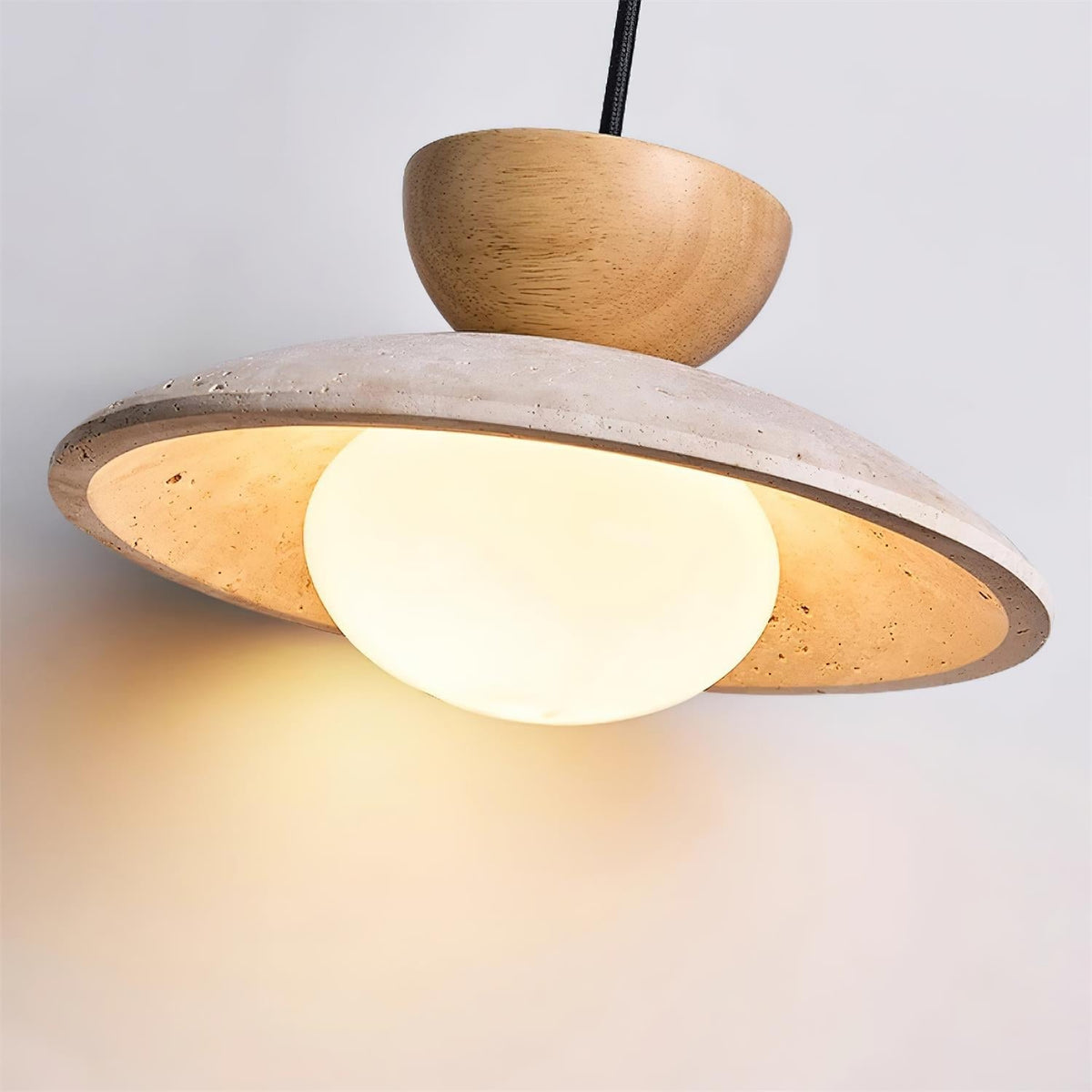 Lampa wisząca z trawertynu z kloszem