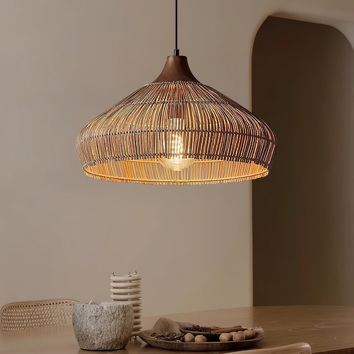 Ręcznie tkana lampa wisząca z rattanu