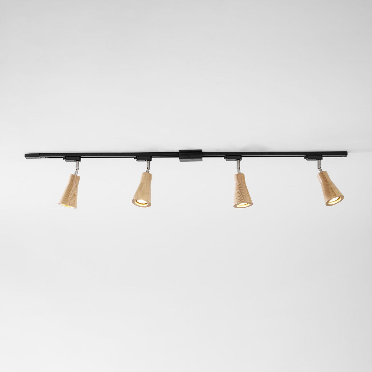 Grote plafondlamp voor de woonkamer met houten spots