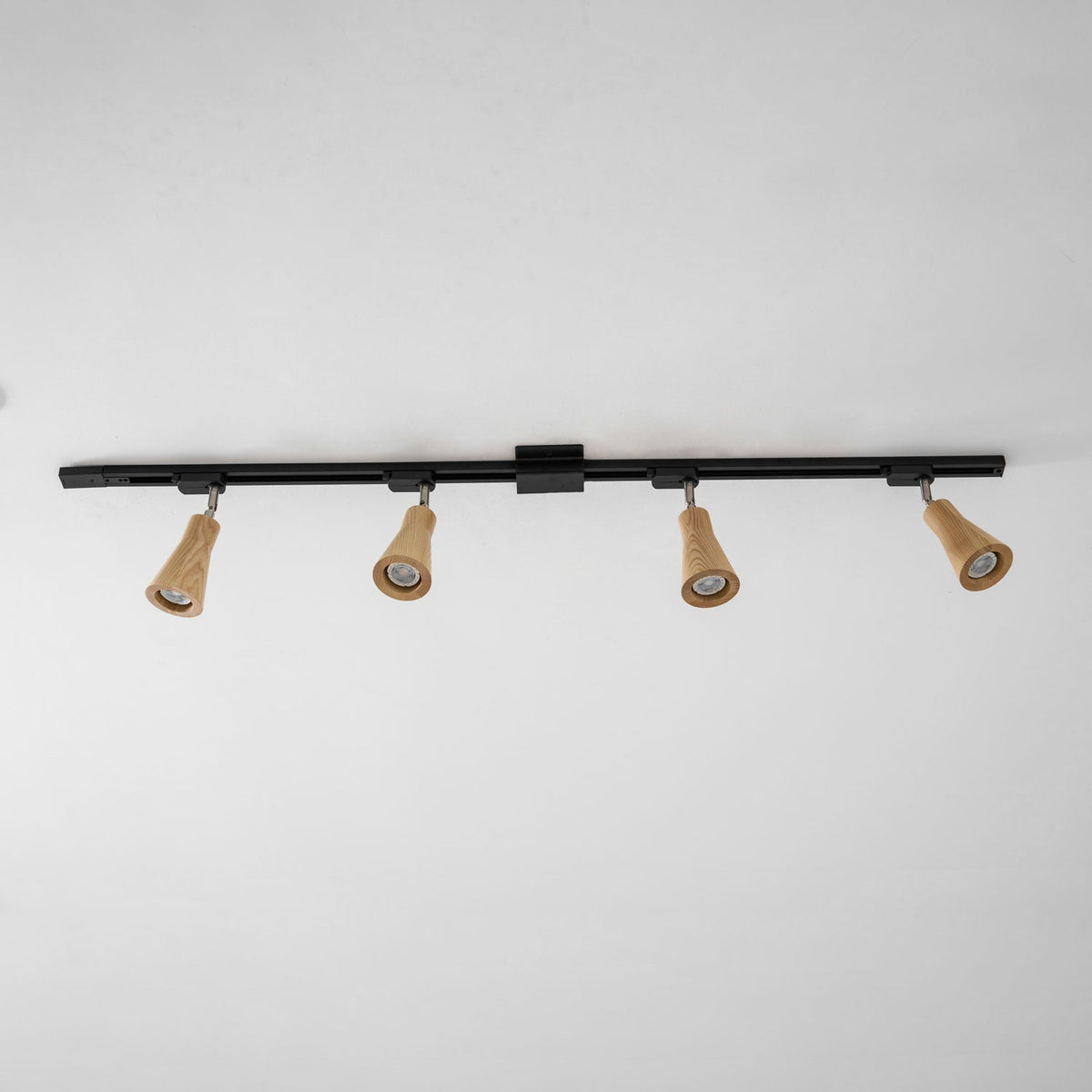Grote plafondlamp voor de woonkamer met houten spots