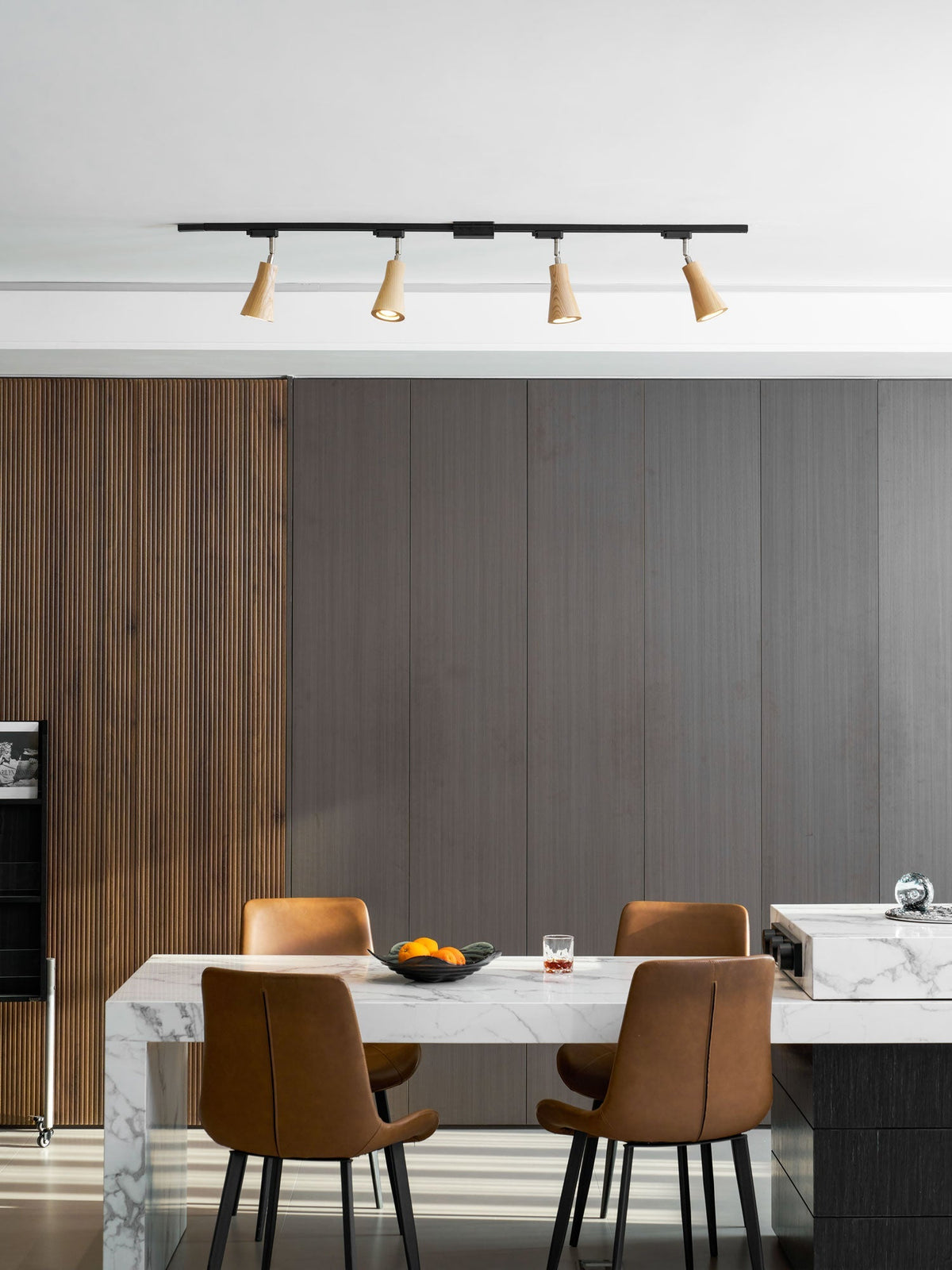 Grote plafondlamp voor de woonkamer met houten spots