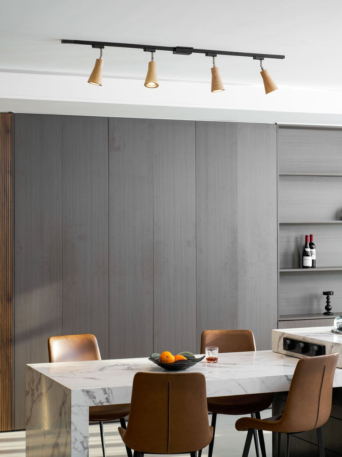 Grote plafondlamp voor de woonkamer met houten spots