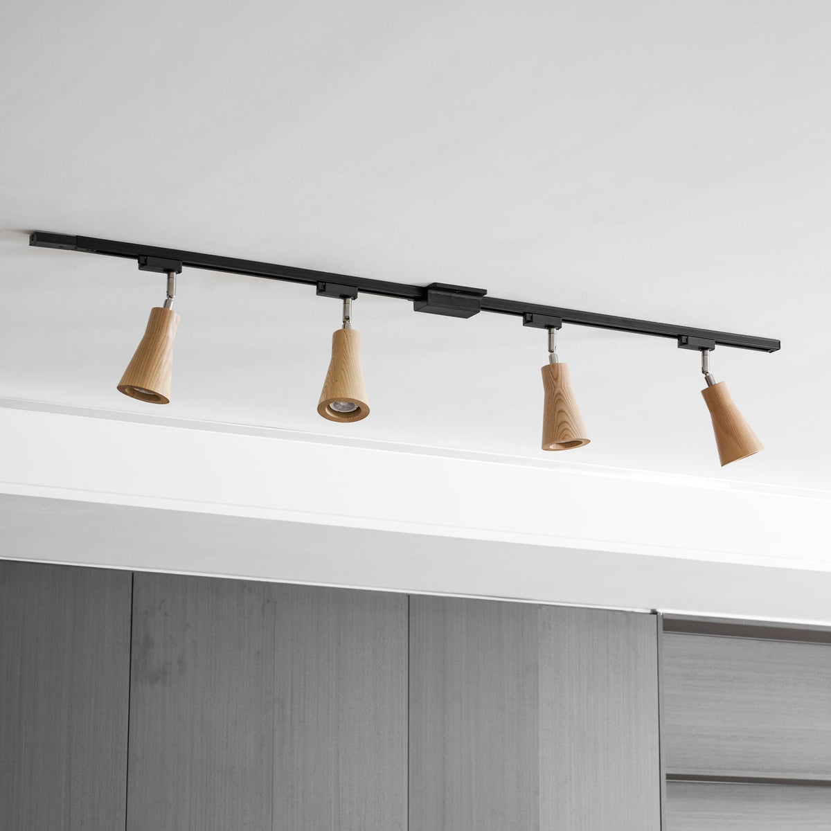 Grote plafondlamp voor de woonkamer met houten spots