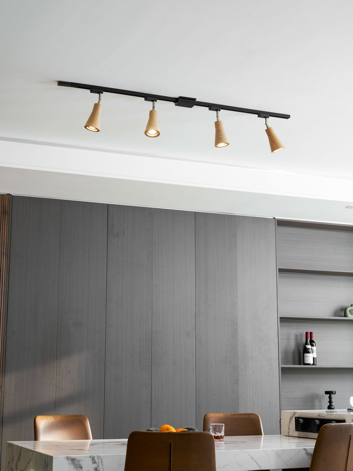 Grote plafondlamp voor de woonkamer met houten spots