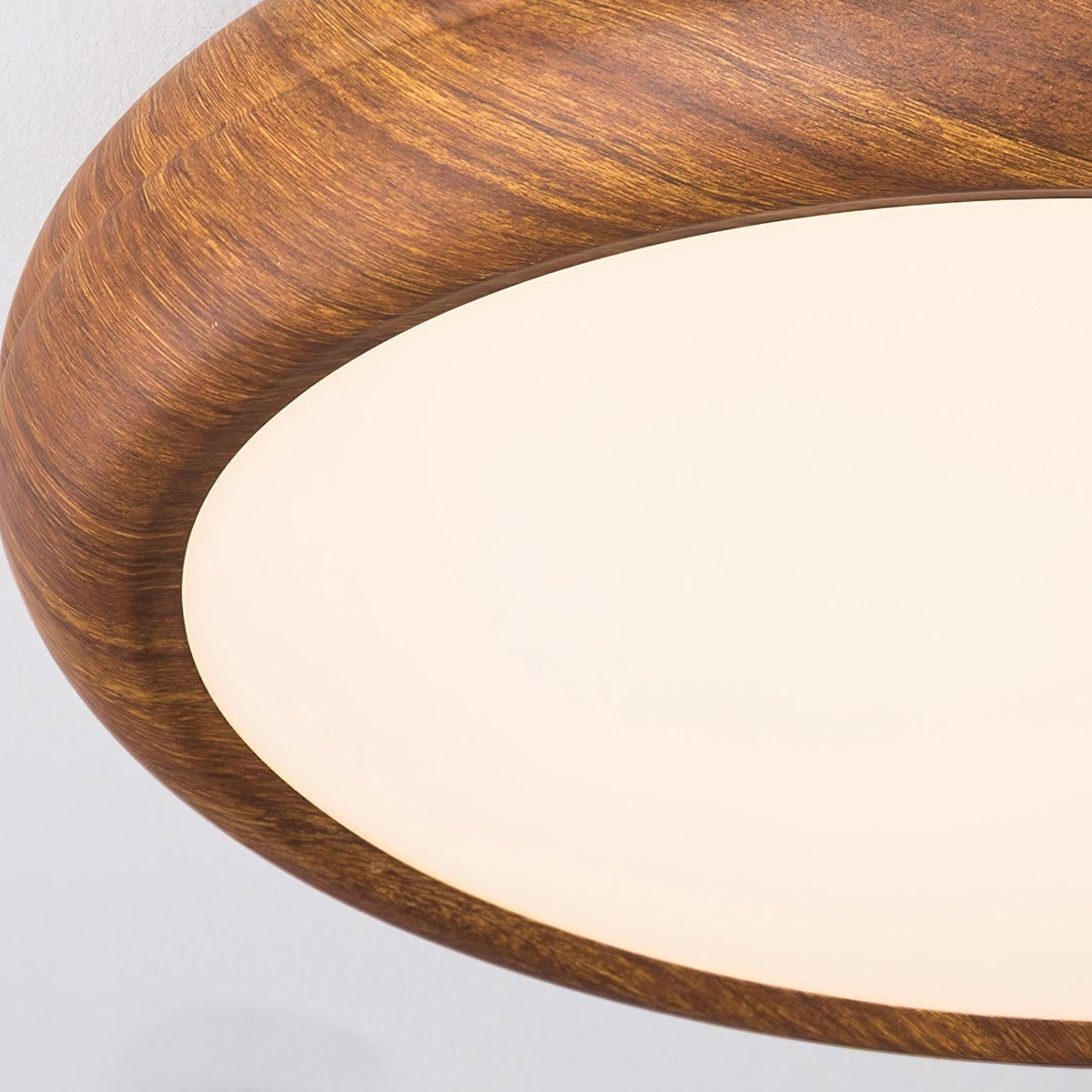 Lampa sufitowa okrągła z efektem słojów drewna