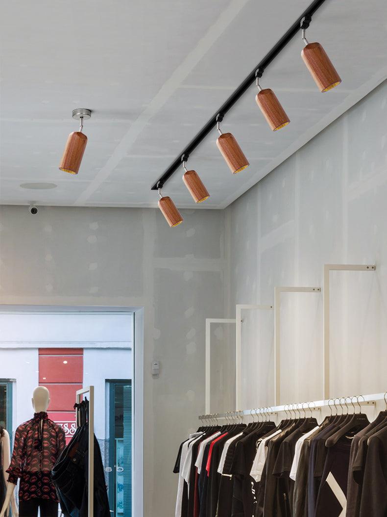 Grote plafondlamp voor de woonkamer met houten spots