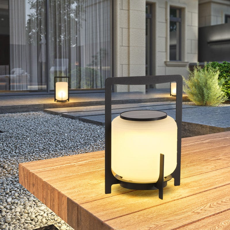 Wolnostojąca solarna lampa zewnętrzna z zamkniętym światłem