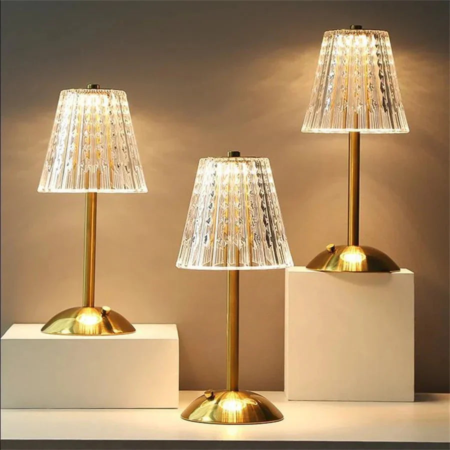Lampa stołowa LED z kryształowym kloszem i złotym wykończeniem, aktywowana dotykiem