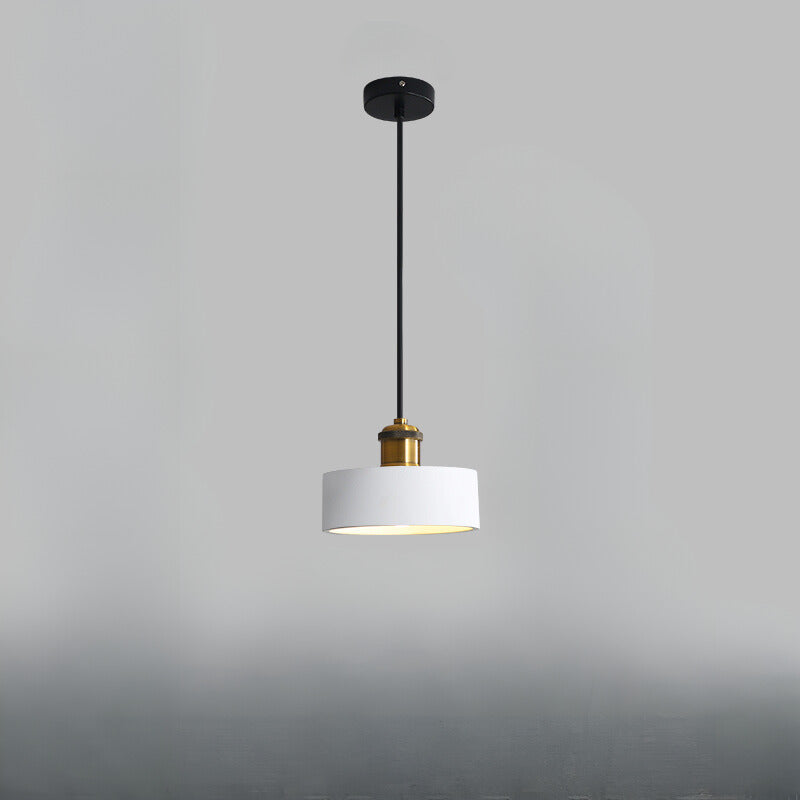 Przemysłowa lampa wisząca z metalowym kloszem do salonu