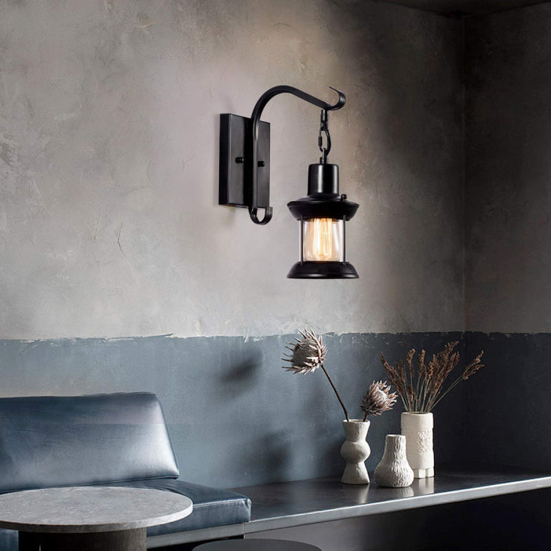 Metalowa lampa ścienna wisząca z kloszem szklanym
