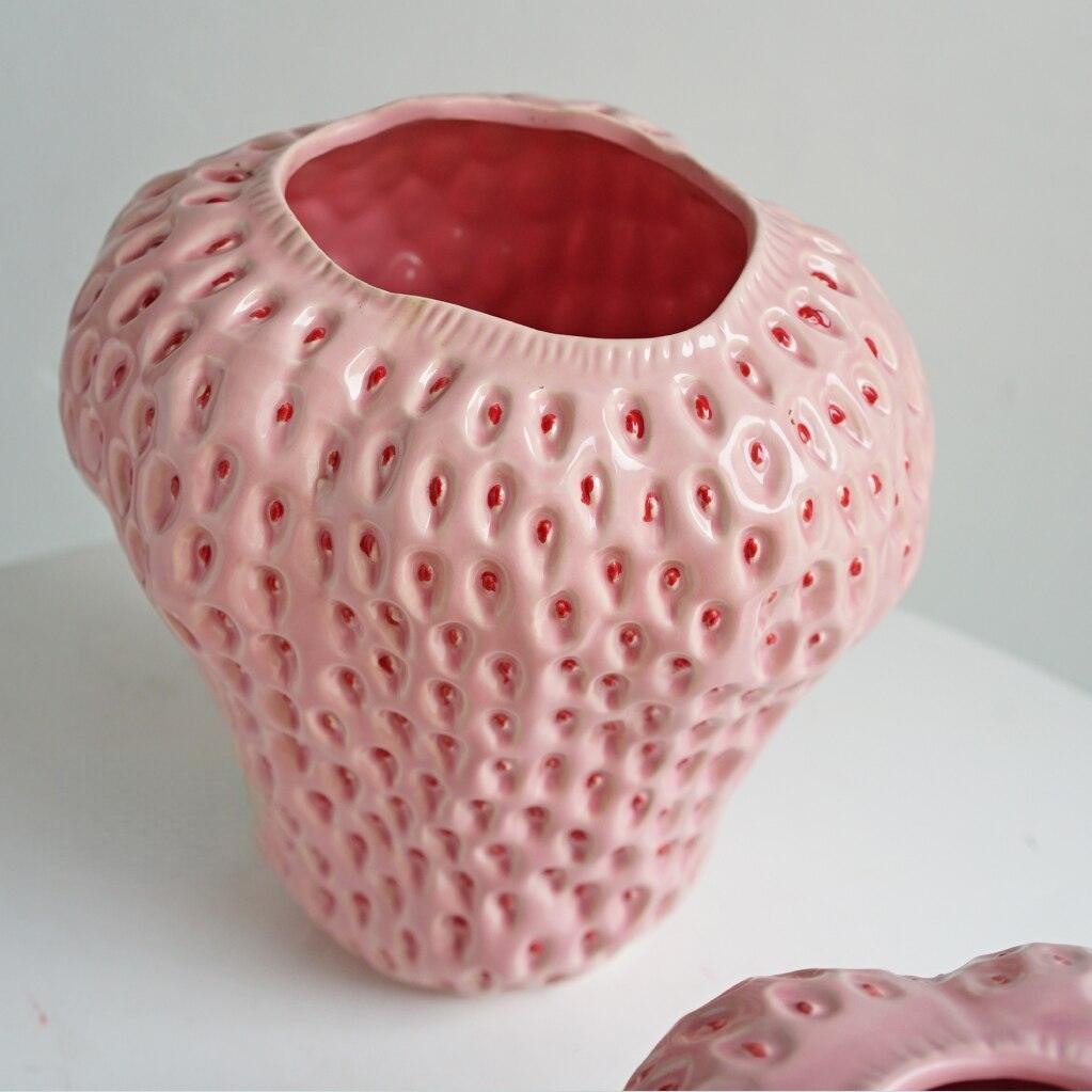 Wazon ceramiczny o formie truskawki z fakturowanym wykończeniem