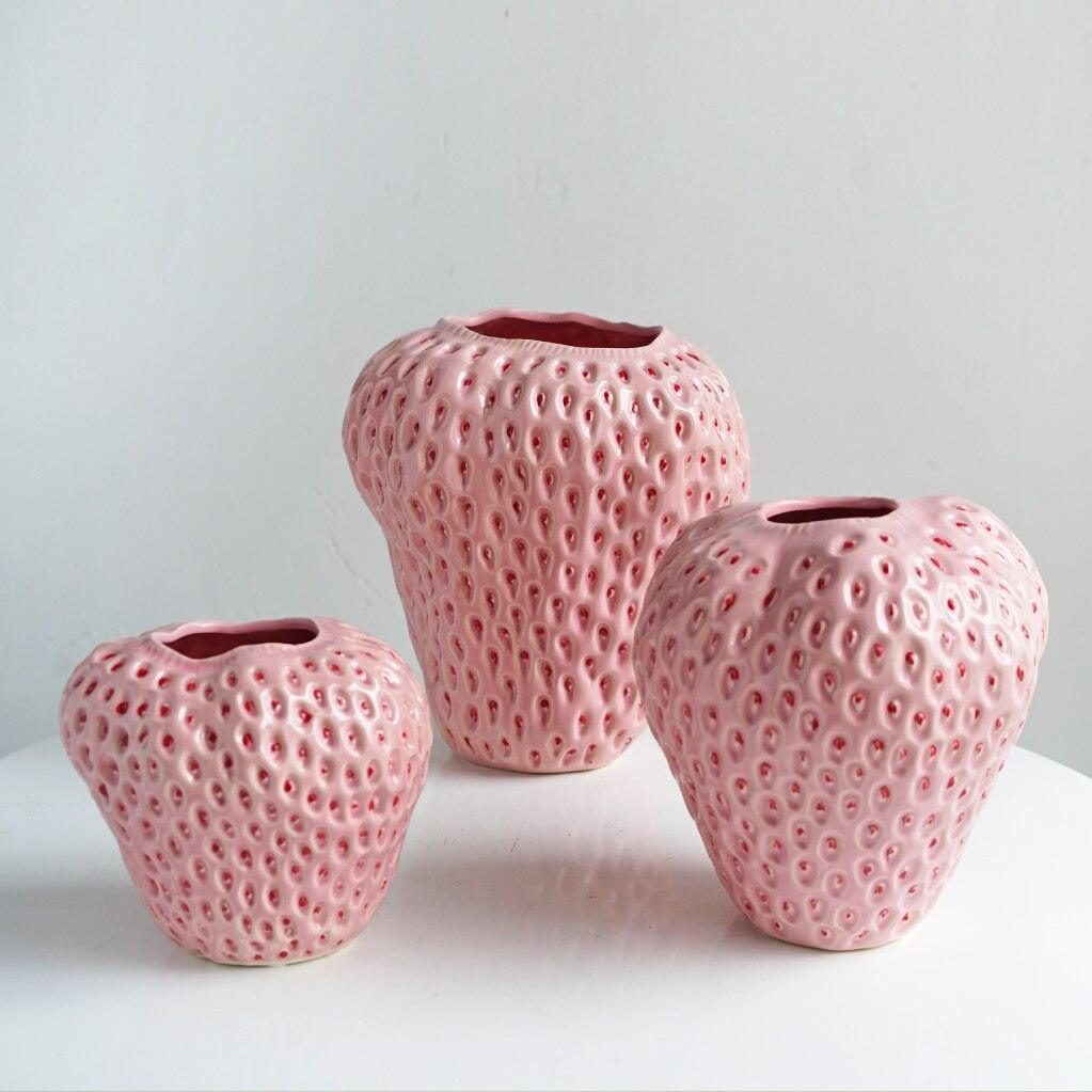 Wazon ceramiczny o formie truskawki z fakturowanym wykończeniem